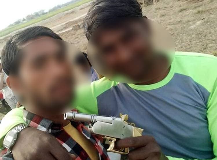 अवैध हथियारों व बुलेट की बेल्ट के साथ सोशल मीड‍िया पर दबंगई