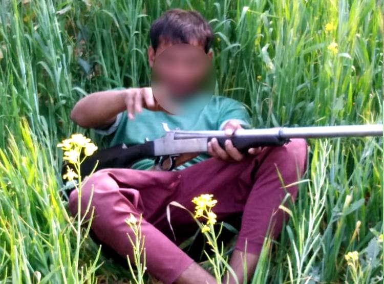 अवैध हथियारों व बुलेट की बेल्ट के साथ सोशल मीड‍िया पर दबंगई