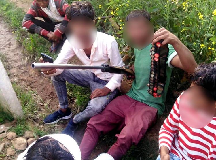 अवैध हथियारों व बुलेट की बेल्ट के साथ सोशल मीड‍िया पर दबंगई