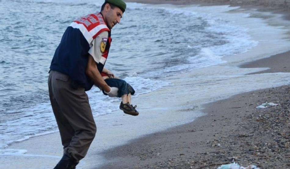 समुद्र तट पर मृत मिला था 3 साल का एलन, दोषियों को मिली 125 साल की सजा