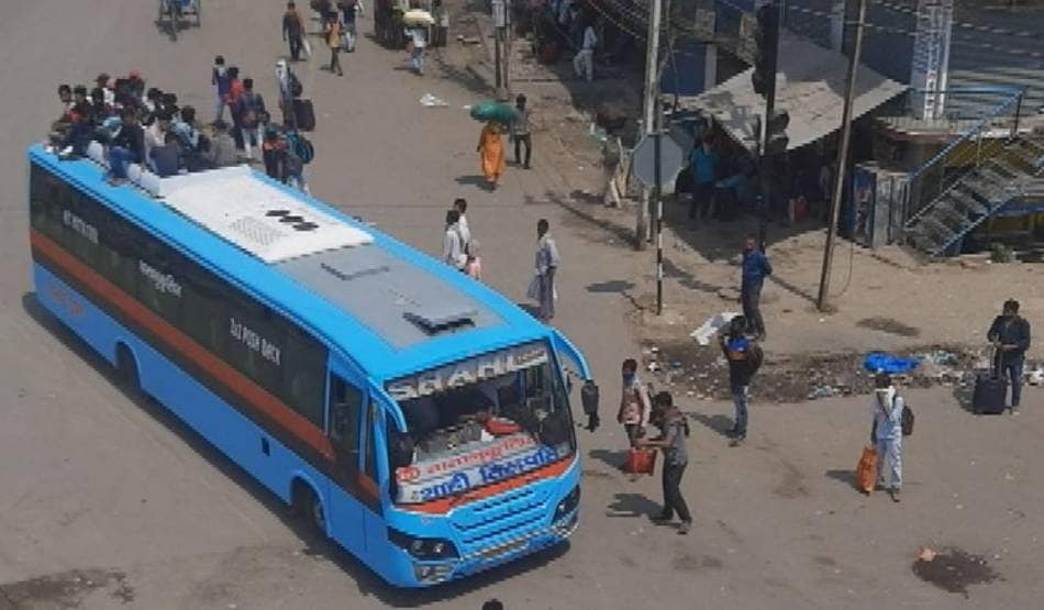 सड़क पर बेवजह घूम रहे थे बाइक सवार फिर पुलिस ने बरसाईं लाठियां