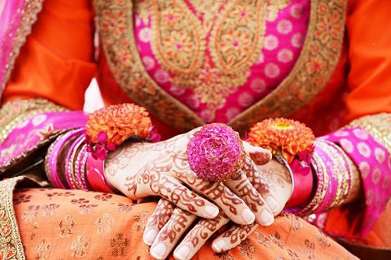 मां और बेटी संग गए हनीमून पर, शादी भी साथ-साथ रचाई