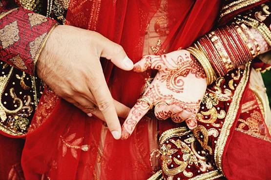 मां और बेटी संग गए हनीमून पर, शादी भी साथ-साथ रचाई