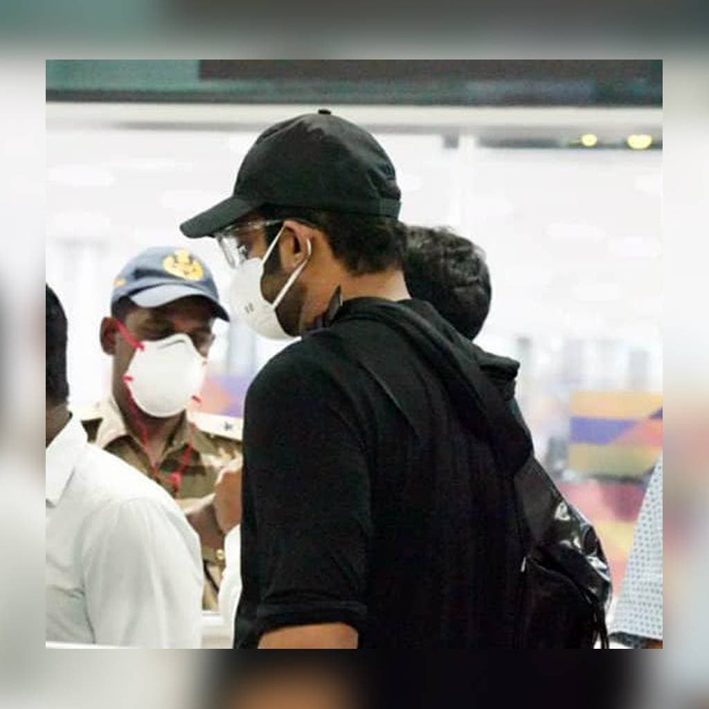 बॉलीवुड में कोरोना के खौफ की नई तस्वीर, एयरपोर्ट पर मास्क पहने दिखे प्रभास