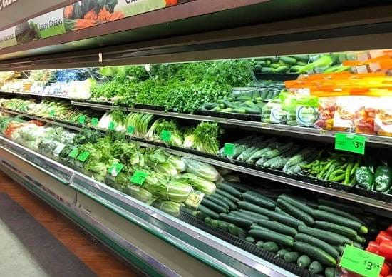 कोरोना का खौफ: महिला के छींकते ही मॉल से फेंक दिया 26 लाख का सामान