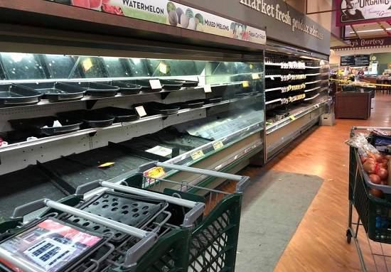 कोरोना का खौफ: महिला के छींकते ही मॉल से फेंक दिया 26 लाख का सामान