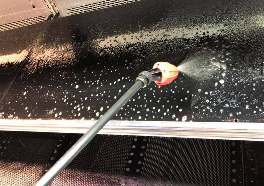 कोरोना का खौफ: महिला के छींकते ही मॉल से फेंक दिया 26 लाख का सामान