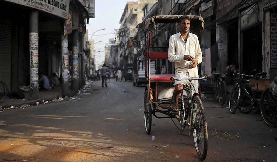 कोरोना का कहर: 'घर में दाना नहीं, कमाने के लिए काम नहीं'