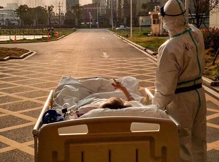 बेड पर था 87 साल का कोरोना का मरीज, डॉक्टर ने दिखाया सनसेट, वायरल