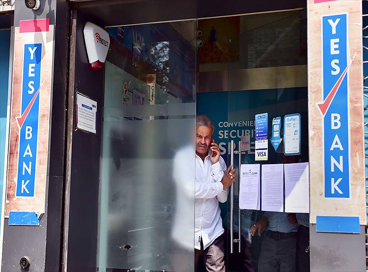 आपका खाता Yes Bank में है तो इन बातों पर ध्यान देना जरूरी