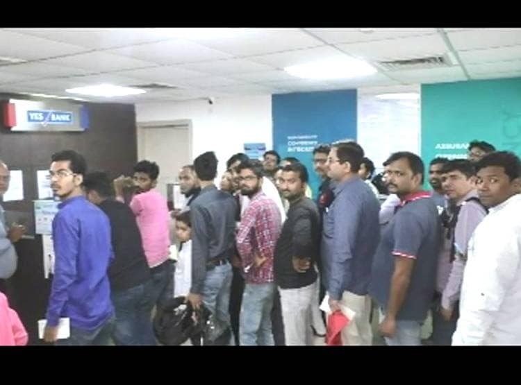 Yes Bank Crisis: नहीं न‍िकल रहा कैश, देश में हाहाकार, देखें तस्वीरें
