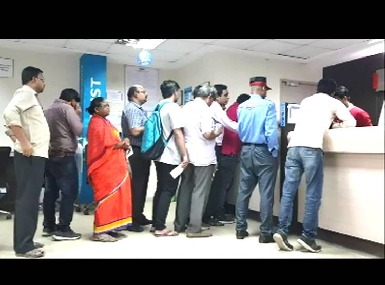 Yes Bank Crisis: नहीं न‍िकल रहा कैश, देश में हाहाकार, देखें तस्वीरें