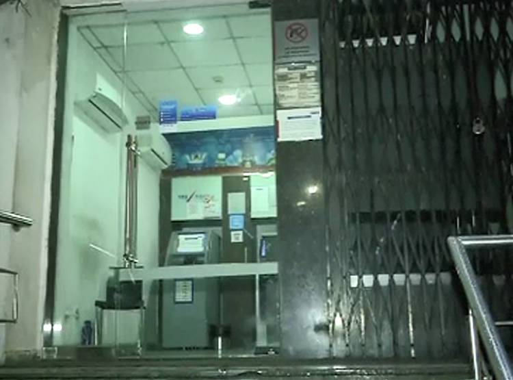 Yes Bank Crisis: नहीं न‍िकल रहा कैश, देश में हाहाकार, देखें तस्वीरें