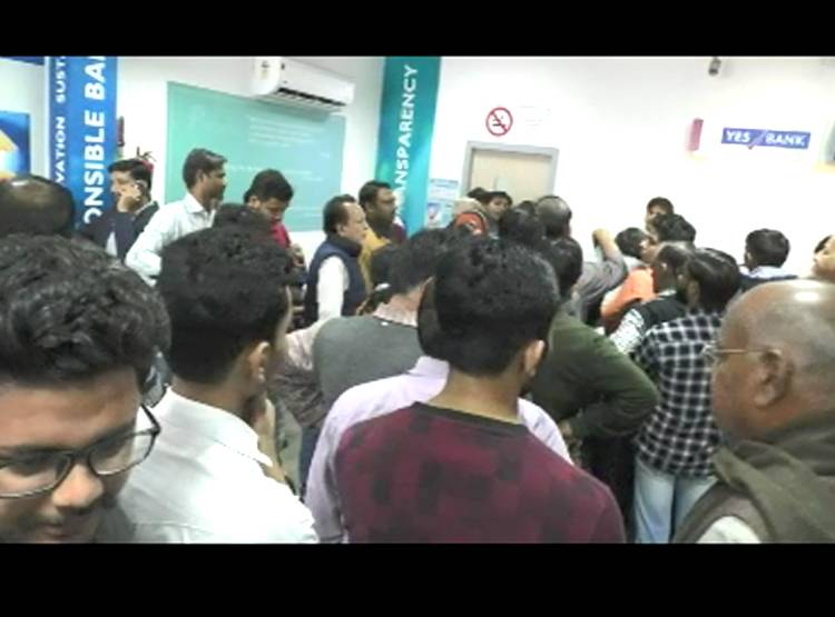 Yes Bank Crisis: नहीं न‍िकल रहा कैश, देश में हाहाकार, देखें तस्वीरें
