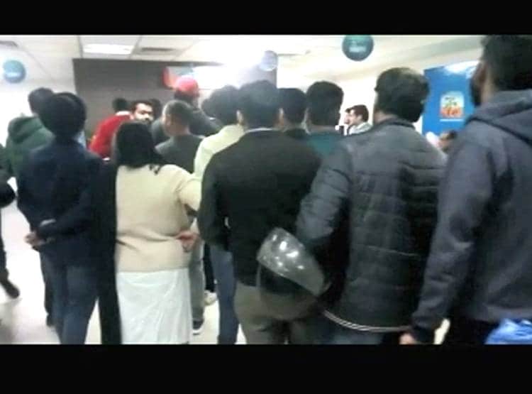 Yes Bank Crisis: नहीं न‍िकल रहा कैश, देश में हाहाकार, देखें तस्वीरें