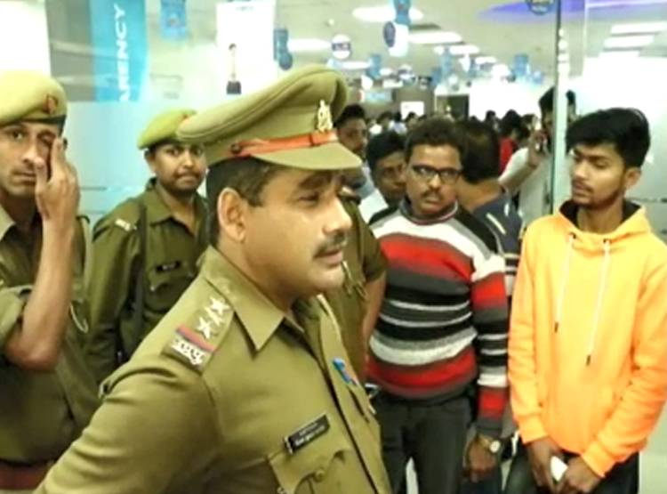 Yes Bank Crisis: नहीं न‍िकल रहा कैश, देश में हाहाकार, देखें तस्वीरें