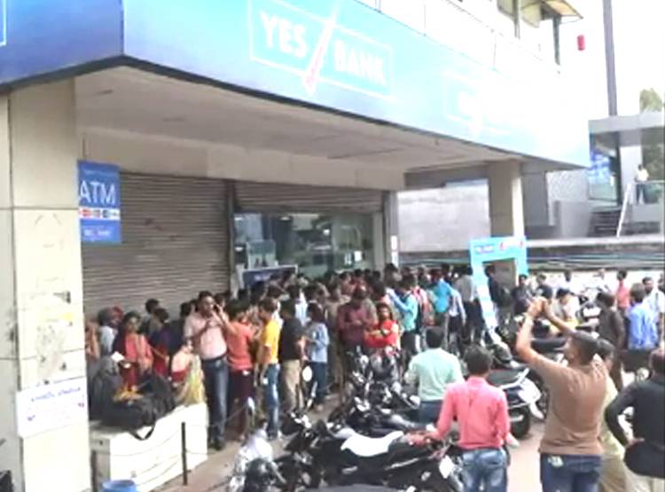 Yes Bank Crisis: नहीं न‍िकल रहा कैश, देश में हाहाकार, देखें तस्वीरें