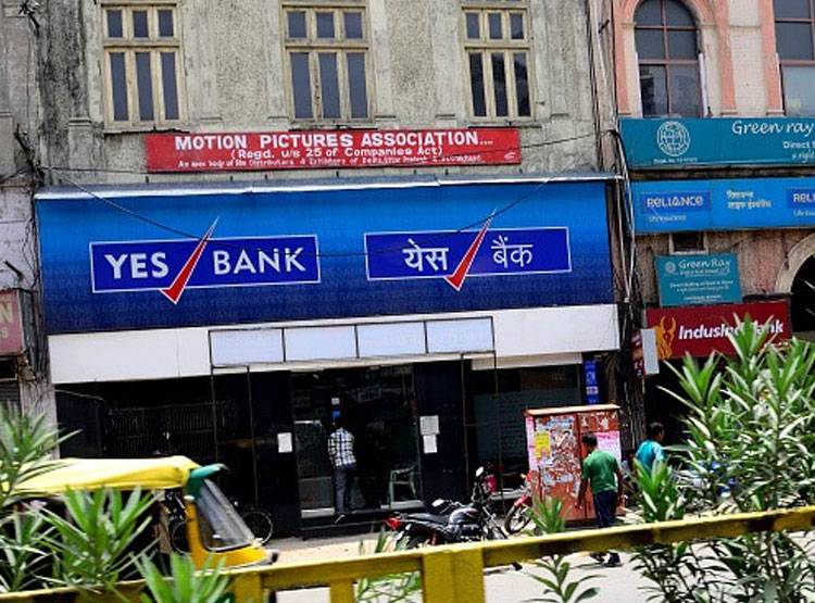 YES बैंक संकट से सहमे SBI के निवेशक, ग्राहकों पर क्‍या होगा असर?
