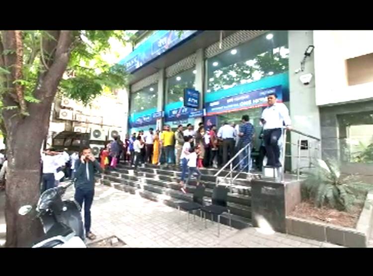 Yes Bank Crisis: नहीं न‍िकल रहा कैश, देश में हाहाकार, देखें तस्वीरें