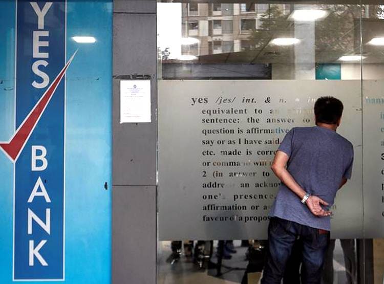 Yes Bank Crisis: नहीं न‍िकल रहा कैश, देश में हाहाकार, देखें तस्वीरें
