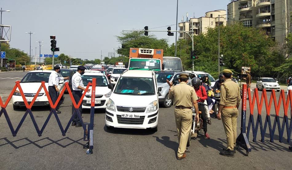 सड़क पर बेवजह घूम रहे थे बाइक सवार फिर पुलिस ने बरसाईं लाठियां