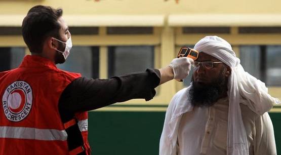 PAK: छोटे कपड़े वाली महिलाओं के कारण कोरोना, मौलाना के बयान पर बवाल