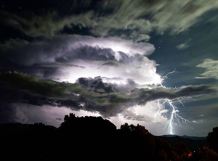 कोरोना, सूखा और तूफान से अमेरिका खस्ताहाल, ट्रंप पर बड़ी आफत