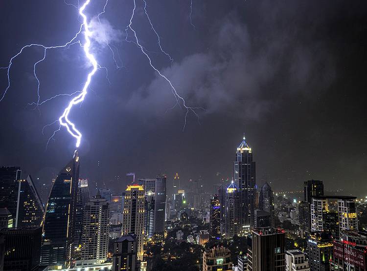 कोरोना, सूखा और तूफान से अमेरिका खस्ताहाल, ट्रंप पर बड़ी आफत