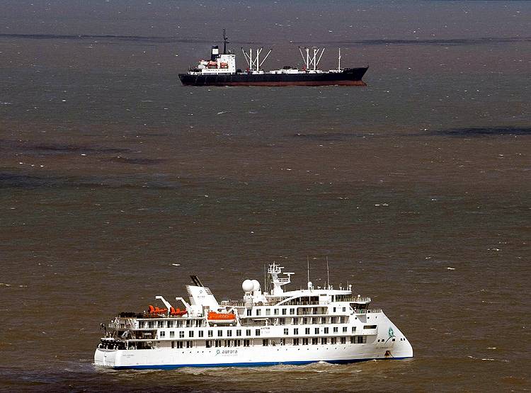 अंटार्कटिका जा रहे जहाज के यात्रियों को कोरोना, बीच समंदर में फंसा