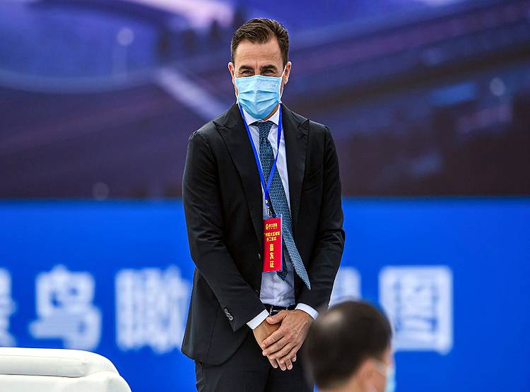 दुनिया लॉकडाउन से परेशान, चीन बना रहा सबसे बड़ा फुटबॉल स्टेडियम