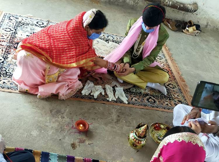 लॉकडाउन में शादीः मास्क लगाए दूल्हा-दुल्हन, वीडियो कॉल पर गेस्ट