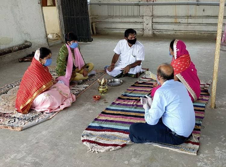 लॉकडाउन में शादीः मास्क लगाए दूल्हा-दुल्हन, वीडियो कॉल पर गेस्ट