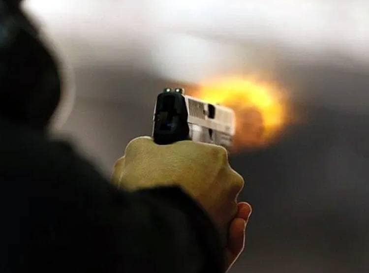 दिल्ली से लौटकर गांव में लिस्टिंग पर विवाद, फायरिंग में एक की मौत