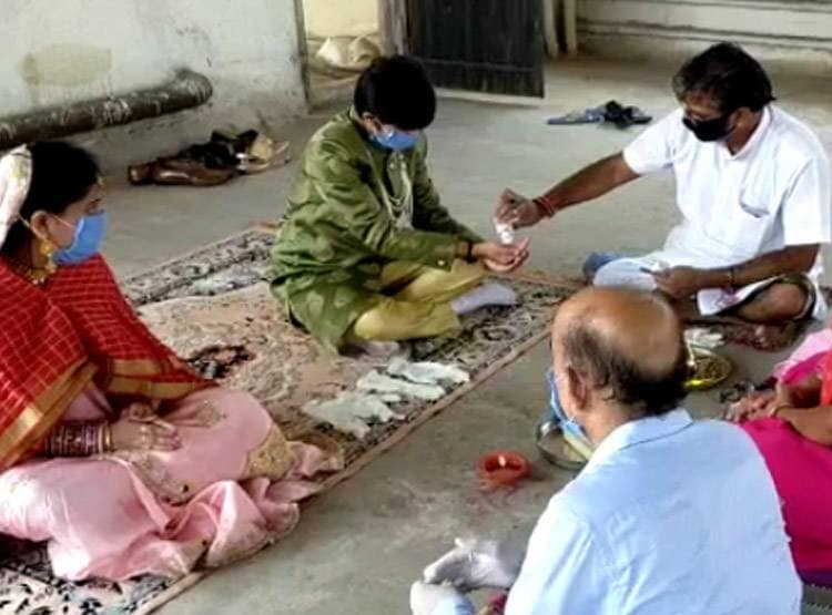 लॉकडाउन में शादीः मास्क लगाए दूल्हा-दुल्हन, वीडियो कॉल पर गेस्ट