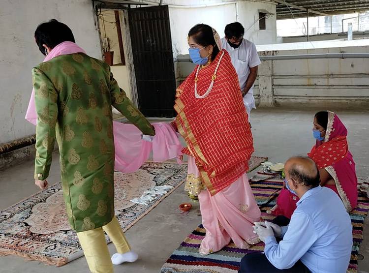 लॉकडाउन में शादीः मास्क लगाए दूल्हा-दुल्हन, वीडियो कॉल पर गेस्ट