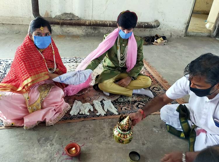 लॉकडाउन में शादीः मास्क लगाए दूल्हा-दुल्हन, वीडियो कॉल पर गेस्ट
