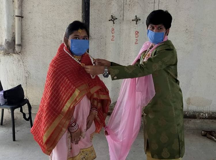 लॉकडाउन में शादीः मास्क लगाए दूल्हा-दुल्हन, वीडियो कॉल पर गेस्ट