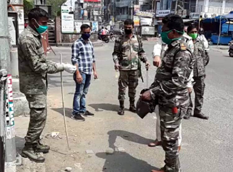 कोरोना के खौफ ने सिखाई ईमानदारी, सड़क पर पड़े नोट नहीं उठा रहे लोग