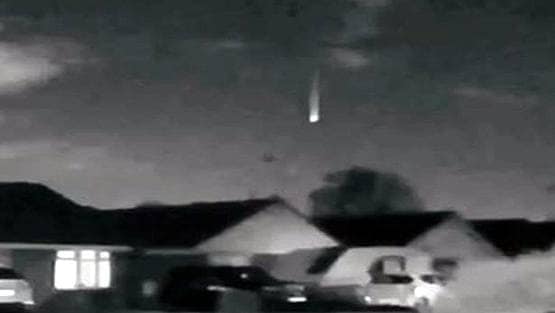 यहां आसमान में दिखा रहस्यमयी आग का गोला, गुलाबी-नारंगी रंग का धुआं