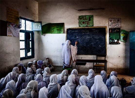 लॉकडाउन में 10 घंटे पढ़ रहे हैं पाकिस्तान के बच्चे, यहां लगती है खास क्लास