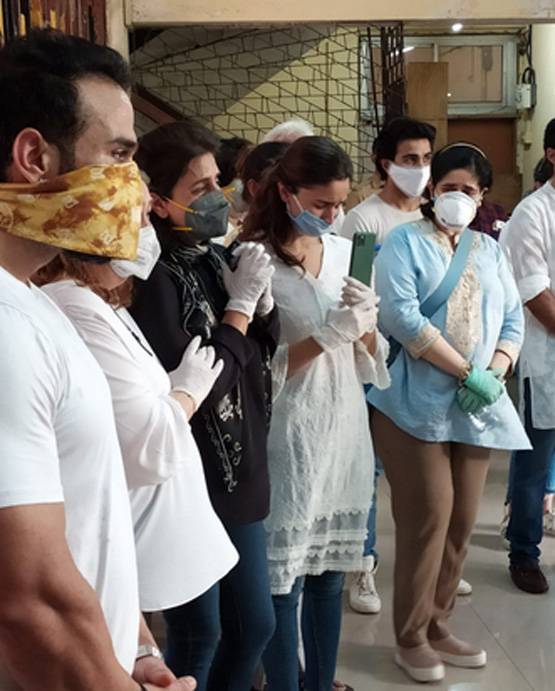 चिंटू अंकल को अलविदा कहने पहुंचे सैफ-करीना, भाई रणधीर दिखे साथ