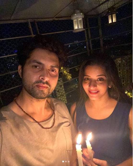 कोरोना के खि‍लाफ जंग: अक्षय कुमार से लता मंगेशकर तक, सभी ने जलाई कैंडि‍ल