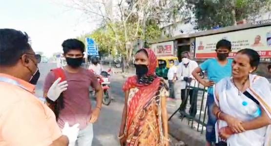 मरीजों को अस्पताल लेकर जाते  हैं साजिद, पर्सनल कार को बनाया एंबुलेंस