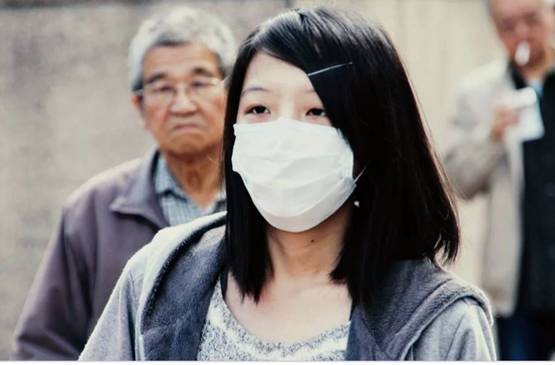 हर जगह कैसे फैलता चला जाता है कोरोना? बचने का सिर्फ एक तरीका