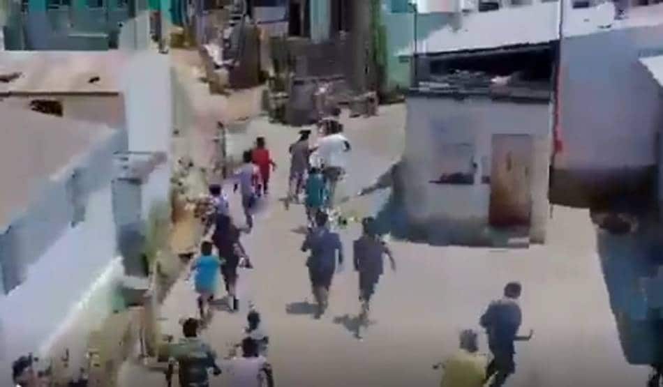 सिर पर आ गया ड्रोन तो सरपट घर को भागे लोग, लॉकडाउन का मजेदार वीडियो