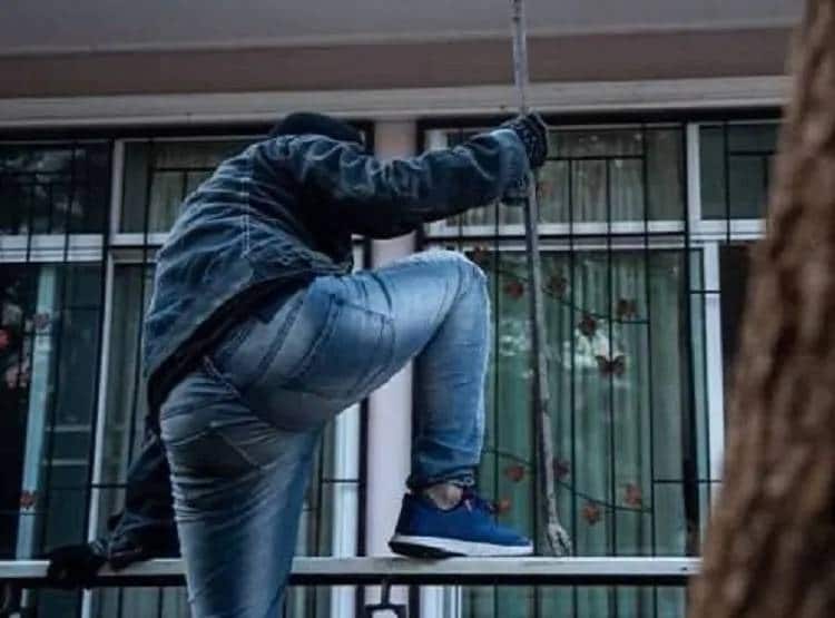 लॉकडाउन में ताला तोड़ चोरी करने पहुंचे 3 चोर, पानी की टंकी में छिपे, फिर...