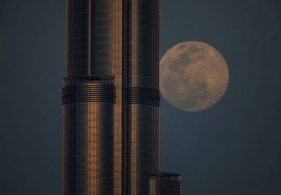 लॉकडाउन में सन्नाटे के बीच आया गुलाबी सुपरमून, देखें तस्वीरें