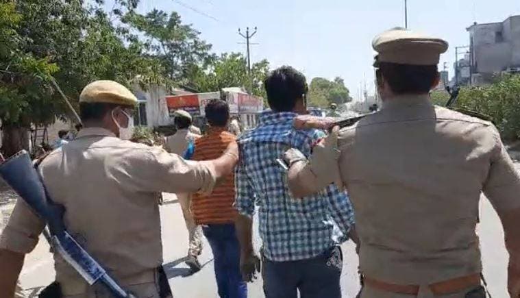 लॉकडाउन का पालन करवाने गांव पहुंची पुलिस, लोगों से हुई झड़प