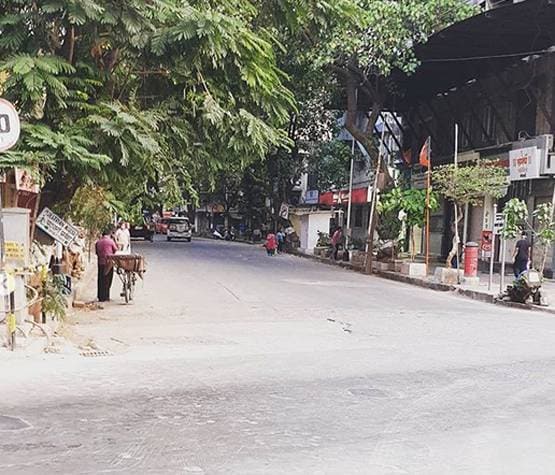 मास्क पहन सब्जी लेने गए मिलिंद सोमन, शेयर कीं सुनसान सड़कों की तस्वीरें