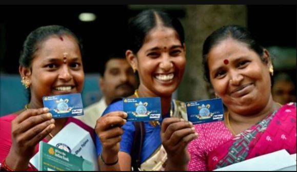20 करोड़ महिलाओं के खाते में पैसे डाल रही सरकार, जानिए कैसे मिलेगी रकम